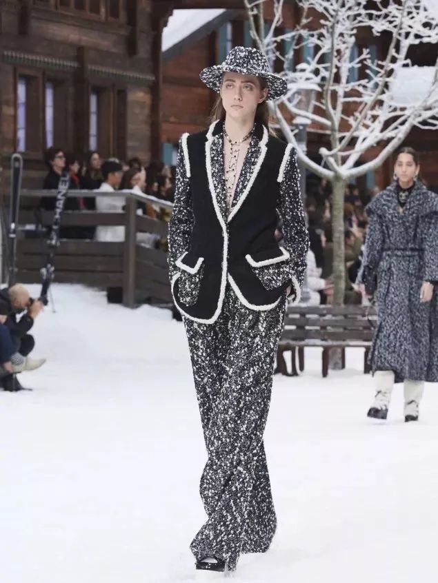 fashion风格穿搭,今年最时髦的4件小香风穿搭