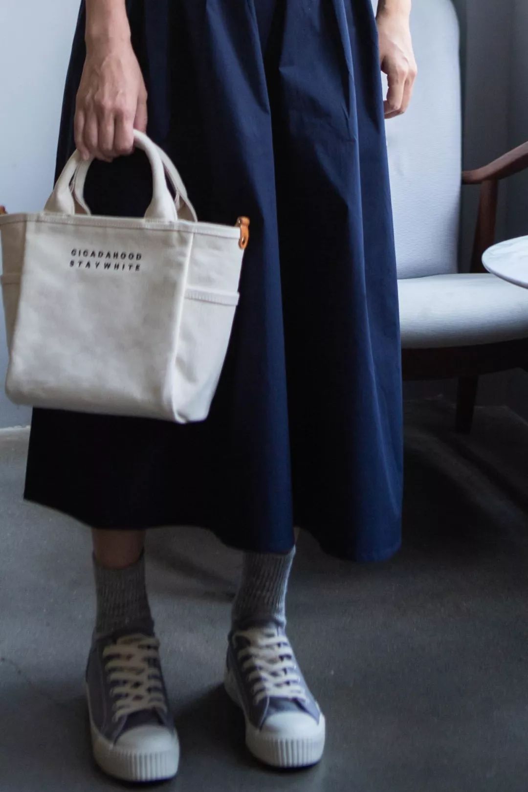 别装了，你的鞋已经出卖了你