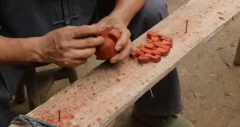 真·鲁班再世！61岁中国大爷造出2500年前鲁班凳，惊艳1000万外国网友：这还是我认识的中国功夫吗？