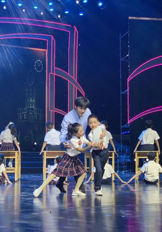 今天，这所学校的生日会惊艳全场