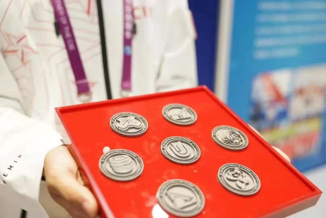 同学，换徽章吗？沪上各高校“小叶子”进博徽章大集合！