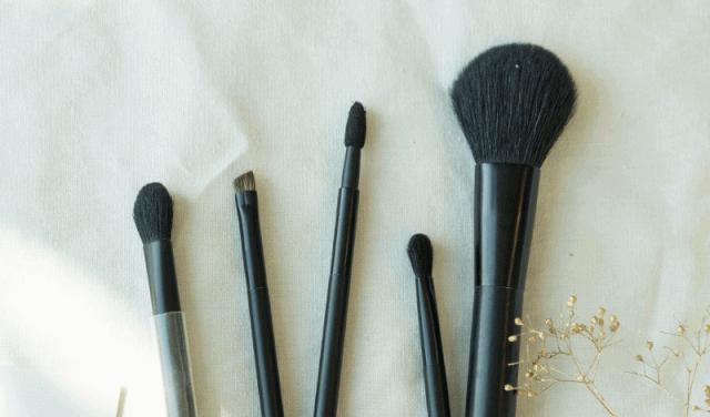 买了很多眼影却还是不会画,买了好多化妆品