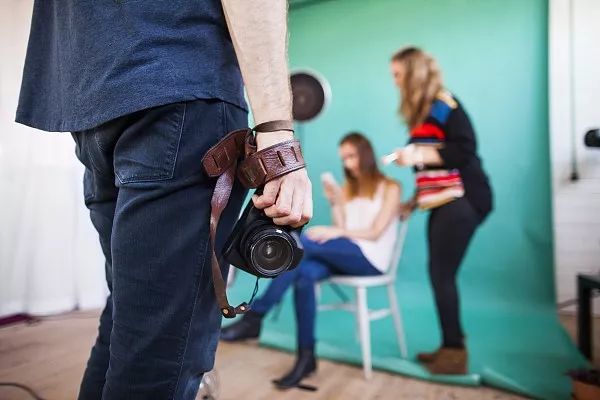 拍写真寻短见少女家属：无法联系上影楼负责人丨多名消费者自曝曾遭各种套路