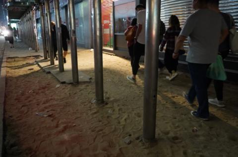 暴徒拆路砖面积达2.5个足球场港路政署：或换混凝土铺路