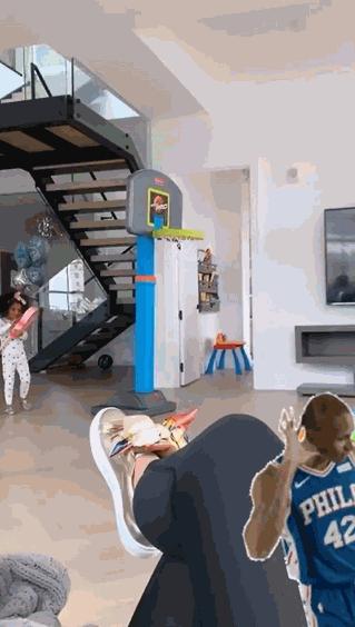 甜蜜美满！霍弗德妻子晒儿女幸福生活动态：妈妈的宝贝