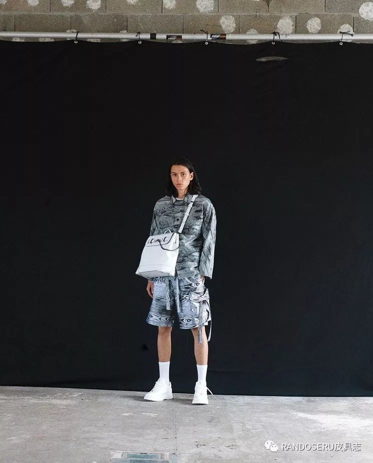 摊上个男人，这么爱奢侈品包包真是个奇葩？