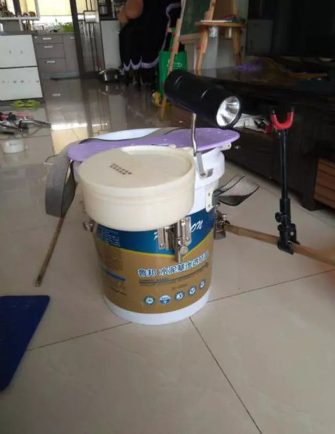 怎么制作钓鱼实用渔具视频,自制钓鱼桶渔具diy