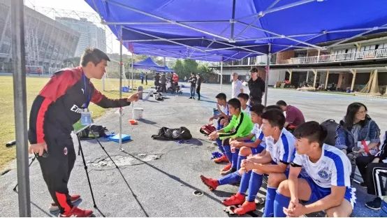 足球夺冠捧杯超燃瞬间,双双夺取冠军