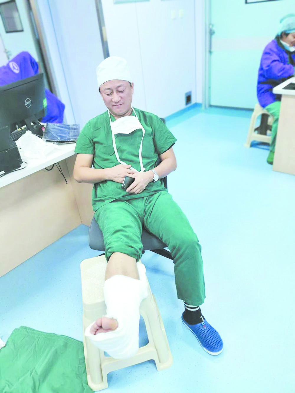 “滑轮医生”火了！杵拐杖单脚跳也要回手术台