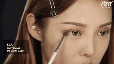 在李纯的高铁化妆视频里,我发现了女明星画眼影的新潮流