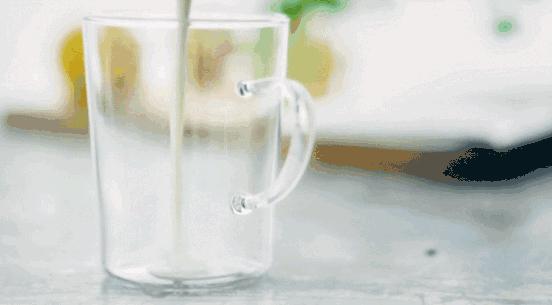 女人喝牛奶记住4个最佳时间,一天中喝牛奶的最佳时间