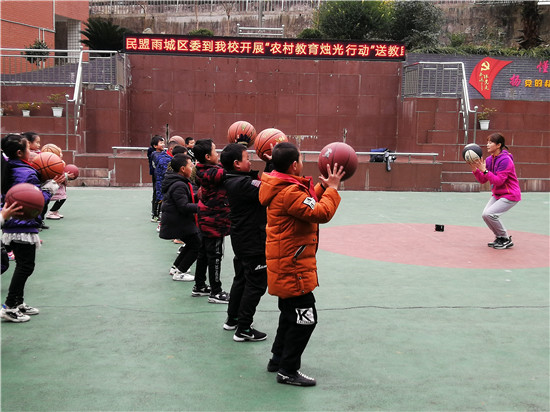 民盟“烛光行动”送教下乡暨爱心捐赠活动在观化乡中心学校顺利开展