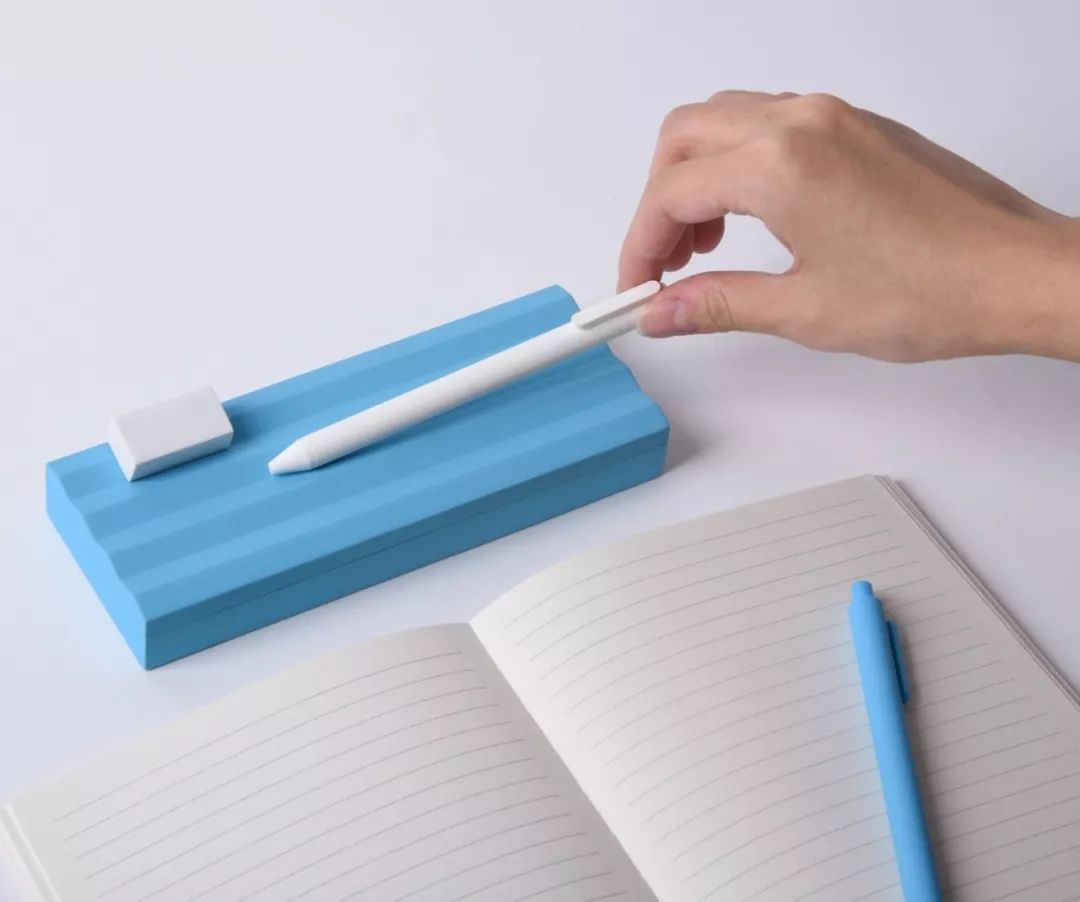 这个遥控器叫“挤粉刺”，按的时候就像我们在挤自己的青春痘