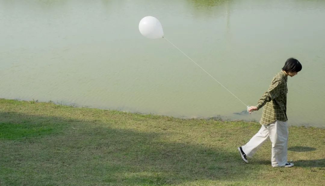 这个遥控器叫“挤粉刺”，按的时候就像我们在挤自己的青春痘