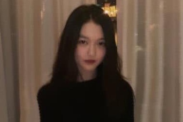 李嫣近照五官气质超像王菲,李嫣晒美照浓妆艳抹气场十足