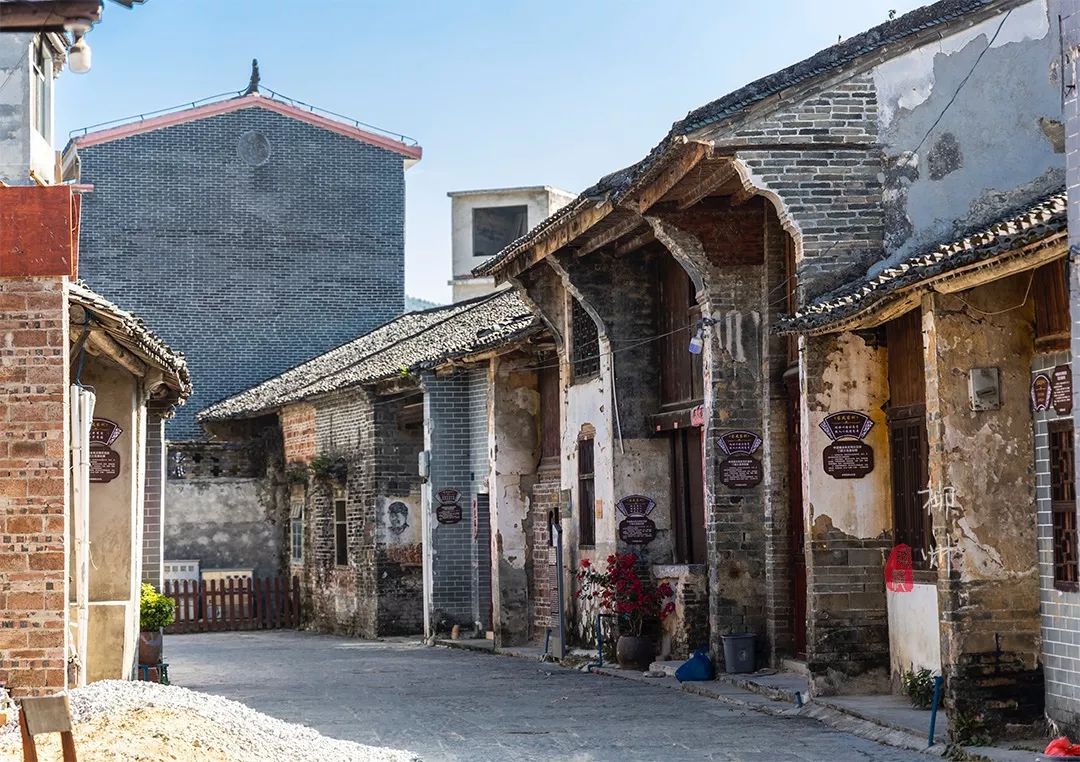 这个古镇好奇怪，门前放元宝，商号大门开洞，城隍爷与关二爷作伴