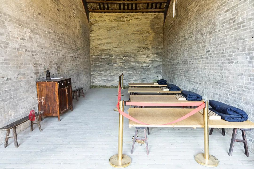 这个古镇好奇怪，门前放元宝，商号大门开洞，城隍爷与关二爷作伴