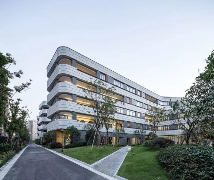 拒绝“千校一律”,浙大教院附中完成漂浮立体校园