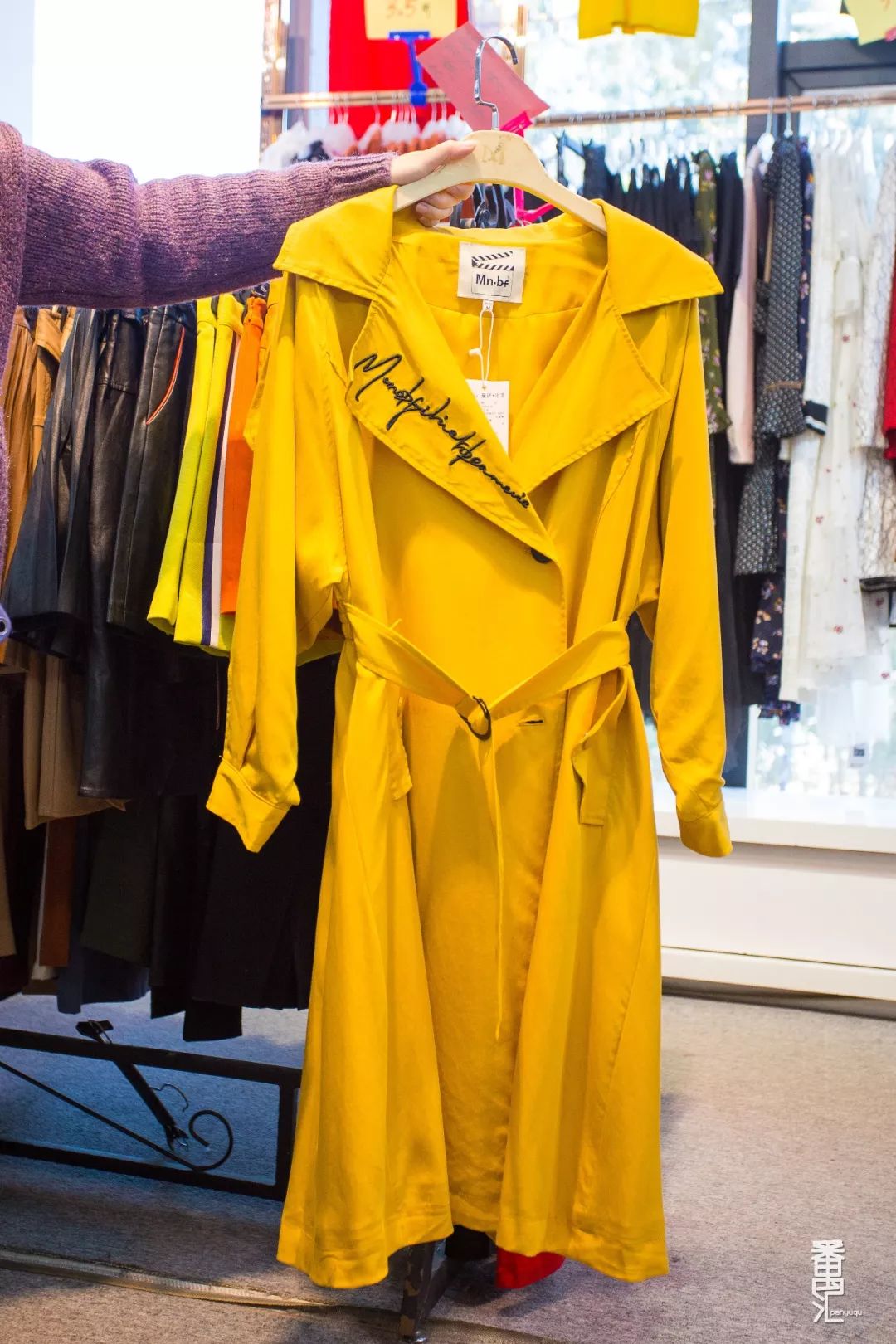 品牌羽绒服工厂99清仓,番禺南村羽绒服厂家清仓