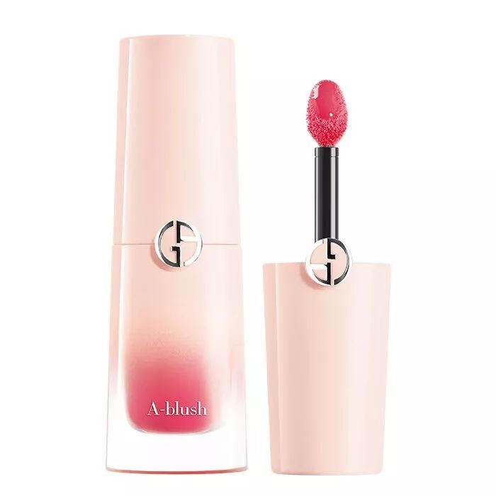 易烊千玺阿玛尼晚宴和别人聊天,易烊千玺阿玛尼晚宴打招呼