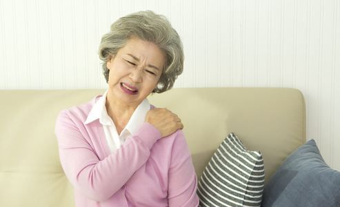 一招改善肩部疼痛,4个方法缓解肩周疼痛