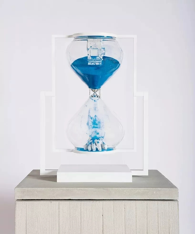 看他的“时间废墟”，世界观崩塌