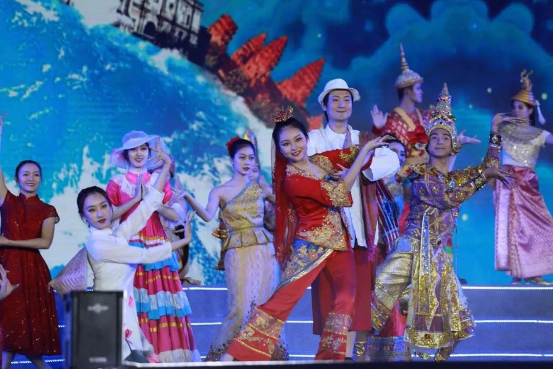 南宁无人机最新消息,广西南宁1000架无人机矩阵光影秀