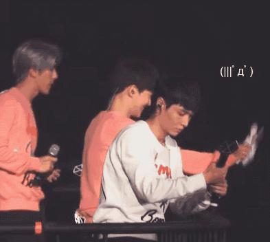 赵丽颖王一博录节目蓝色吊带上衣,赵丽颖王一博快本对视说话