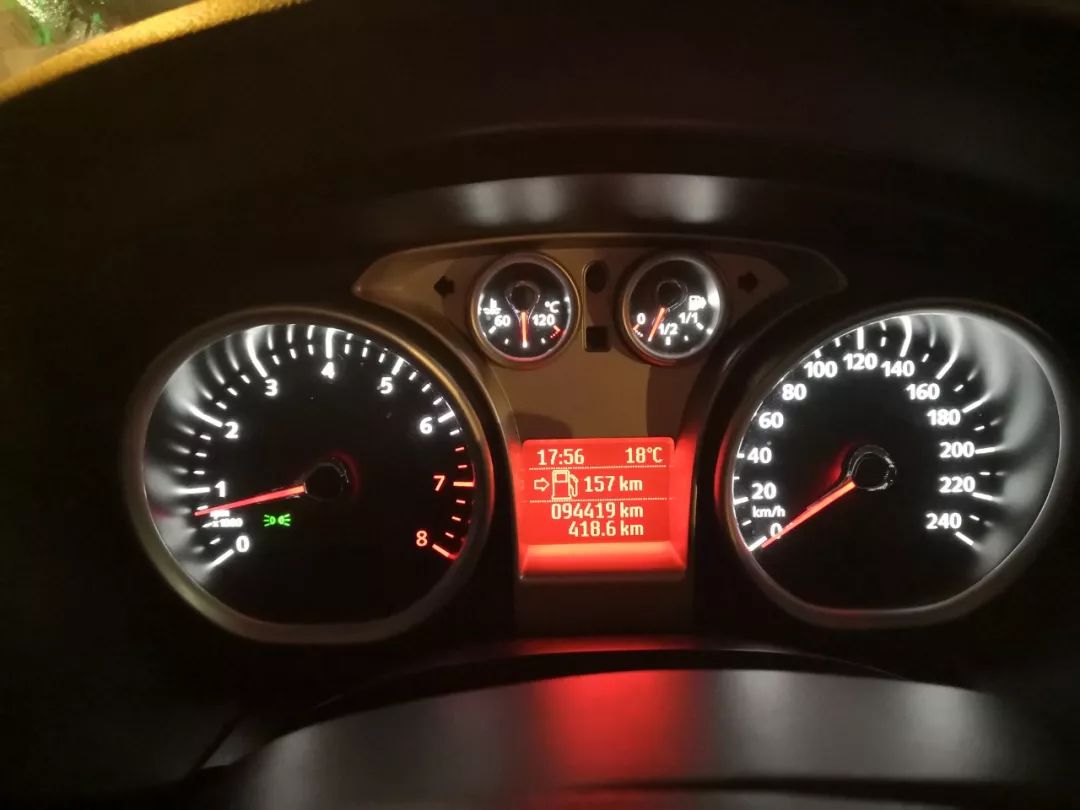 只看外观轻率买了福克斯？配置不高，但适合郊区通勤，搬家都靠它！可为何车主表示不会再选福特？