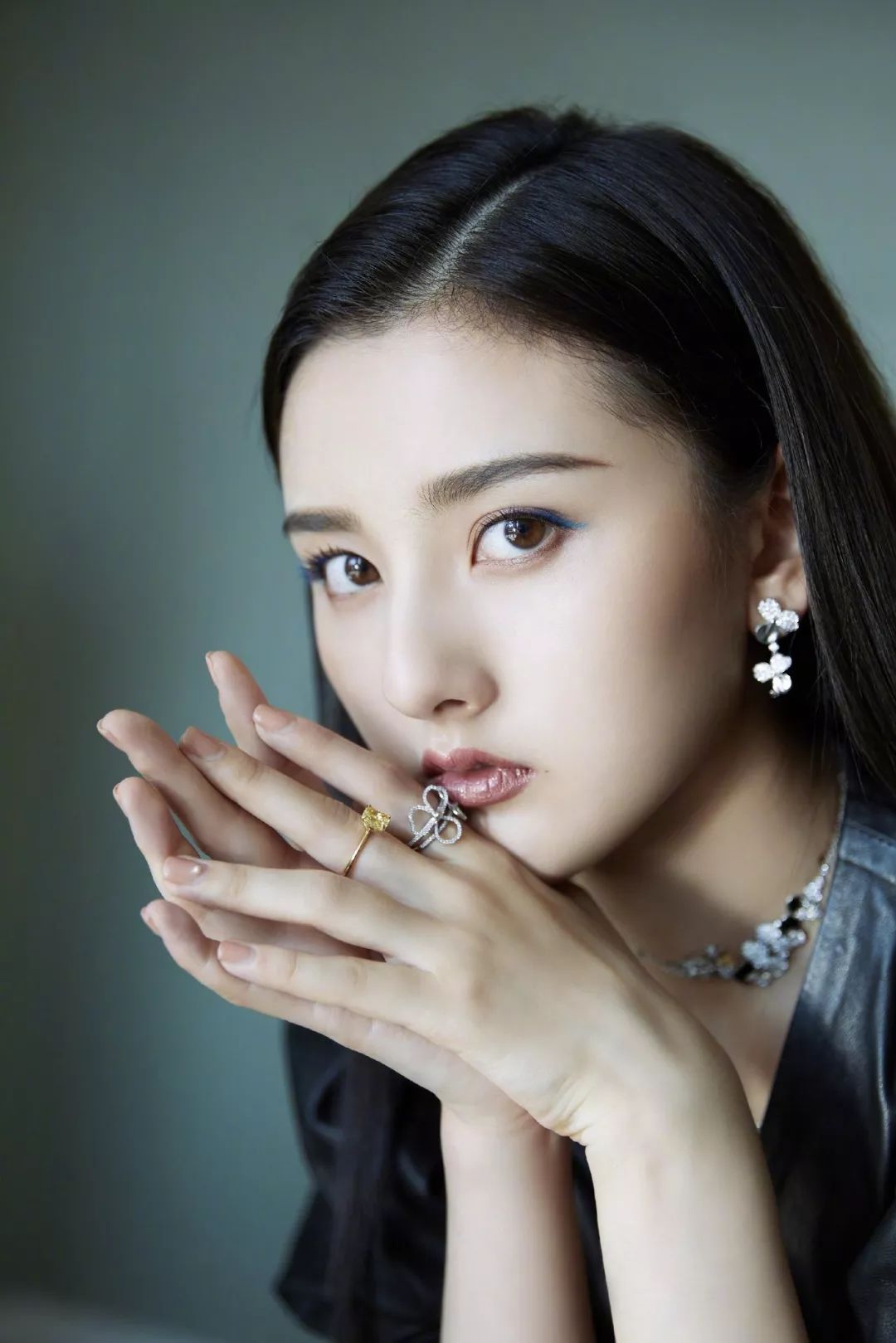 新手画jennie同款眼妆,怎么画jennie同款猫系眼线