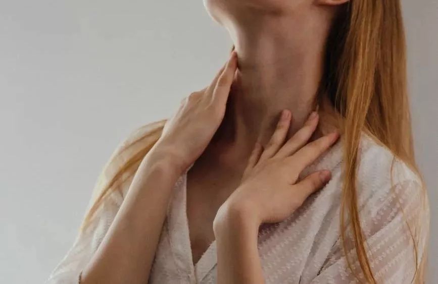 脖子长短和寿命的关系,人的脖子一天粗细不一样正常吗