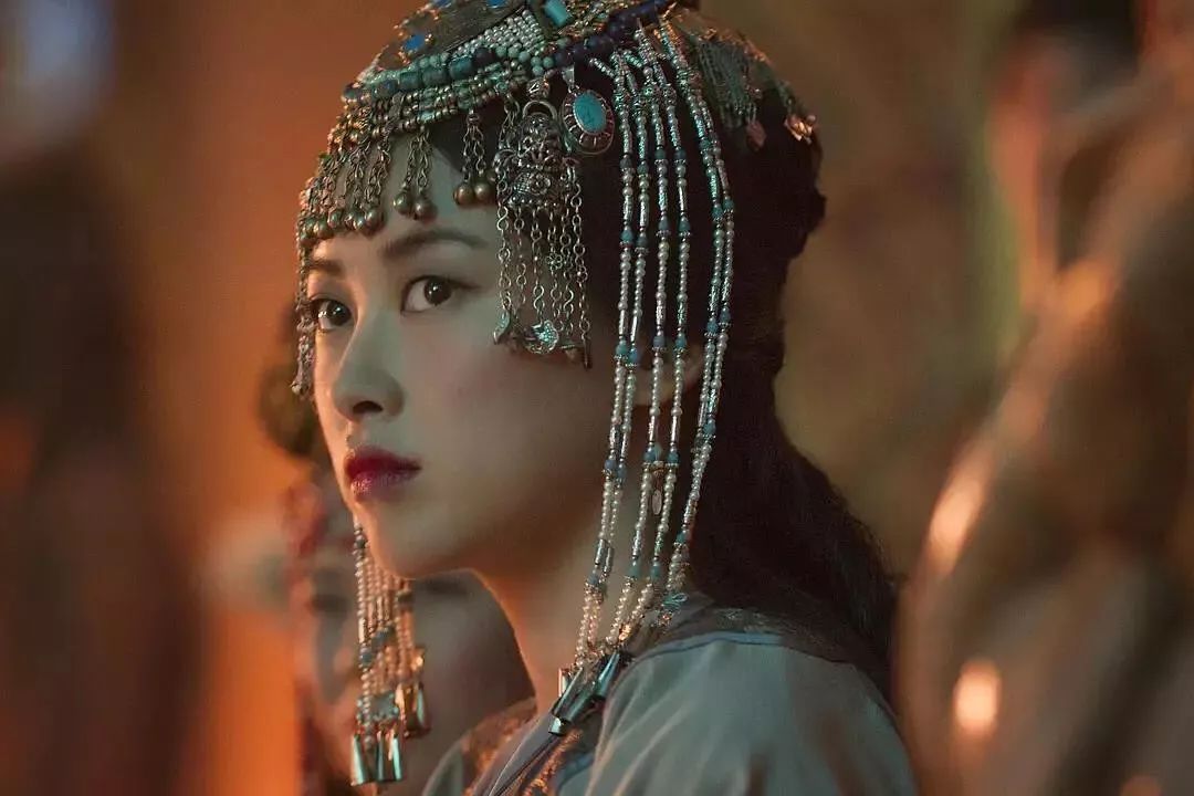 连续8年蝉联全球最美100人,35岁性感*物尤**凭美胸翻红,网友:我就是馋她身子