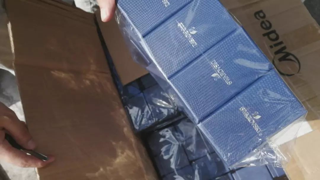 执法人员揭露珠宝店,执法人员现场查处商家谎话连篇