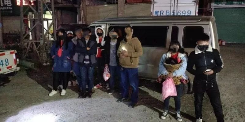 车超员多1个4岁小孩算超员吗,车里坐4个大人一个小孩算超员么