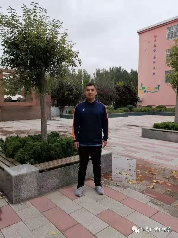 「关注」今晚7：00定陶教育频道《名师公开课》，跟谷苏行老师一起学习《小篮球：行进间直线运球》