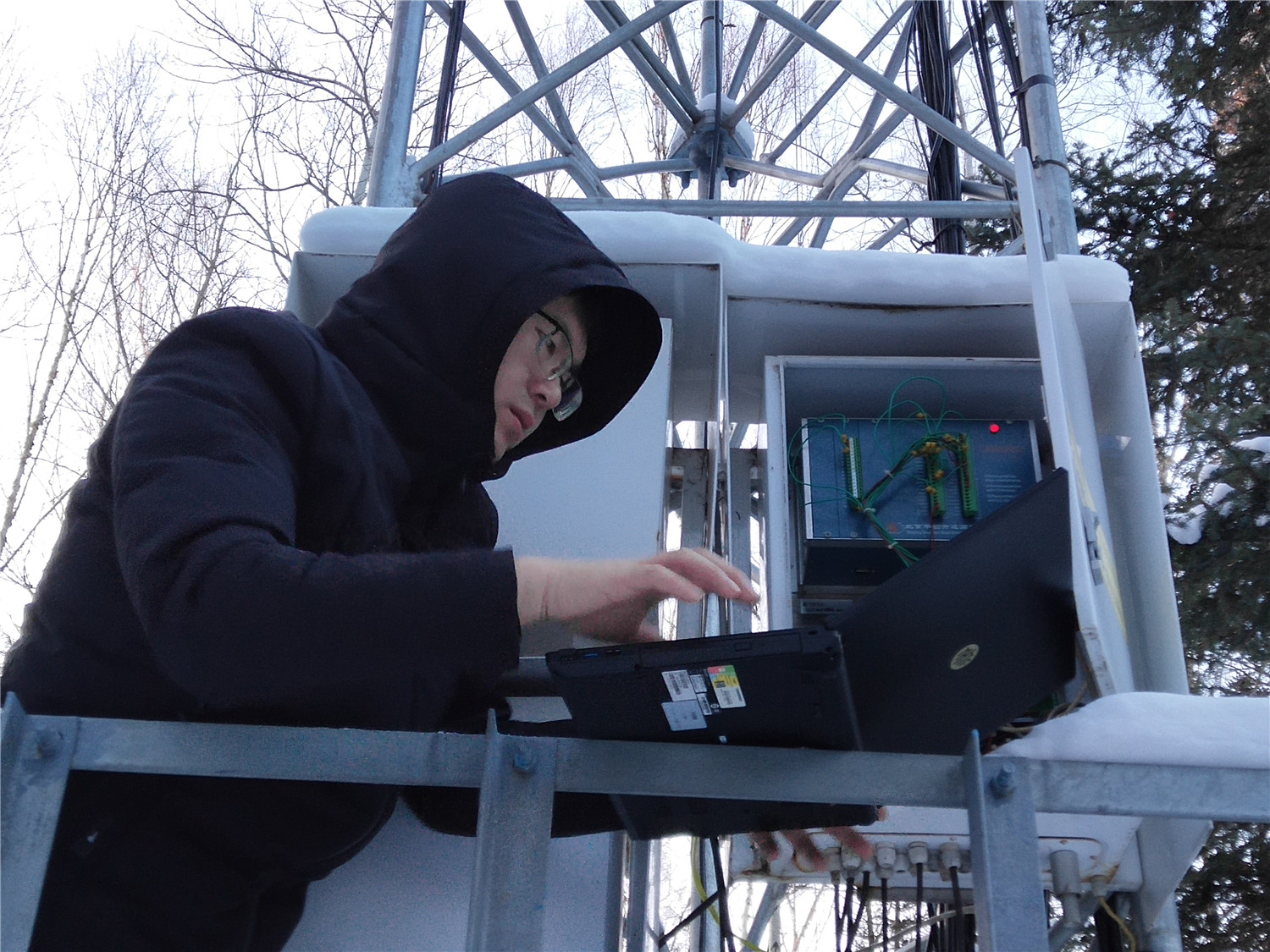 冰山雪海里的爬塔人