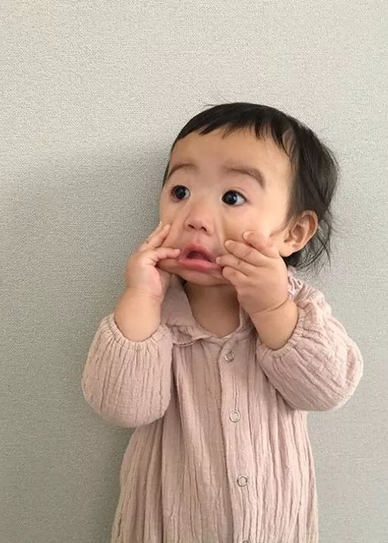 日本一年轻妈妈每天狂晒女儿“丑照”，看到第1张就笑炸了！是亲妈吗哈哈哈…