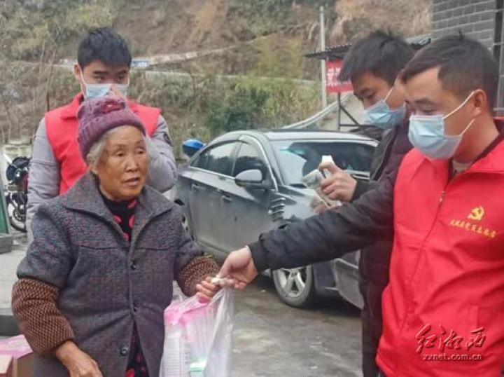 战“疫”丨凤凰：*党**员当“代购”，稳了民情，暖了民心