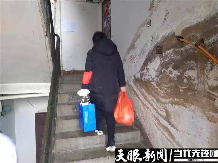 网格员变身快递员爱心服务暖人心,党员志愿者变身跑腿儿