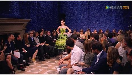 知道你们无聊，于是请来这些时装大师，陪你们一起宅在家中