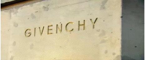 知道你们无聊，于是请来这些时装大师，陪你们一起宅在家中