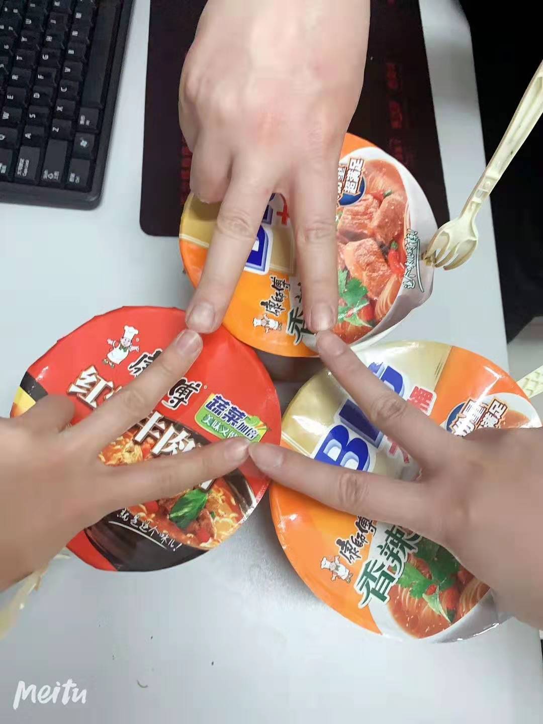 抗疫必胜举拳头手势,抗疫三只手指的手势代表什么