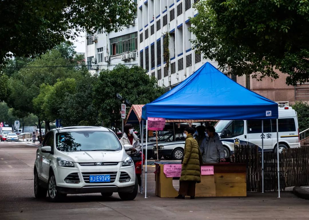 抗击疫情记者对警察的采访,媒体直击海曙青林湾西区防疫现场