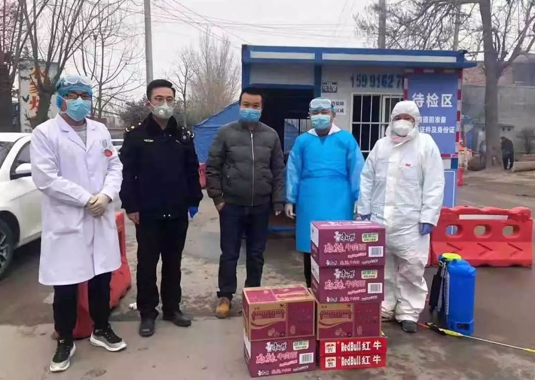 战疫一线党旗飘勇担使命践初心,让党旗在防控战役第一线高高飘扬