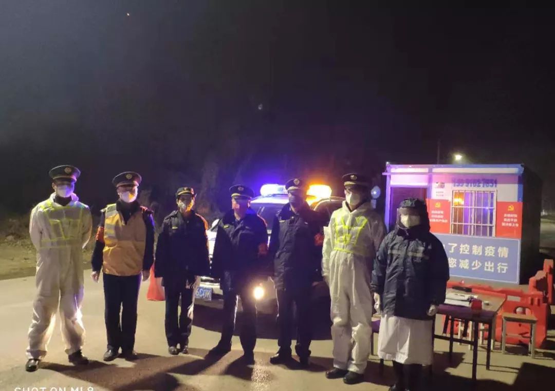 战疫一线党旗飘勇担使命践初心,让党旗在防控战役第一线高高飘扬