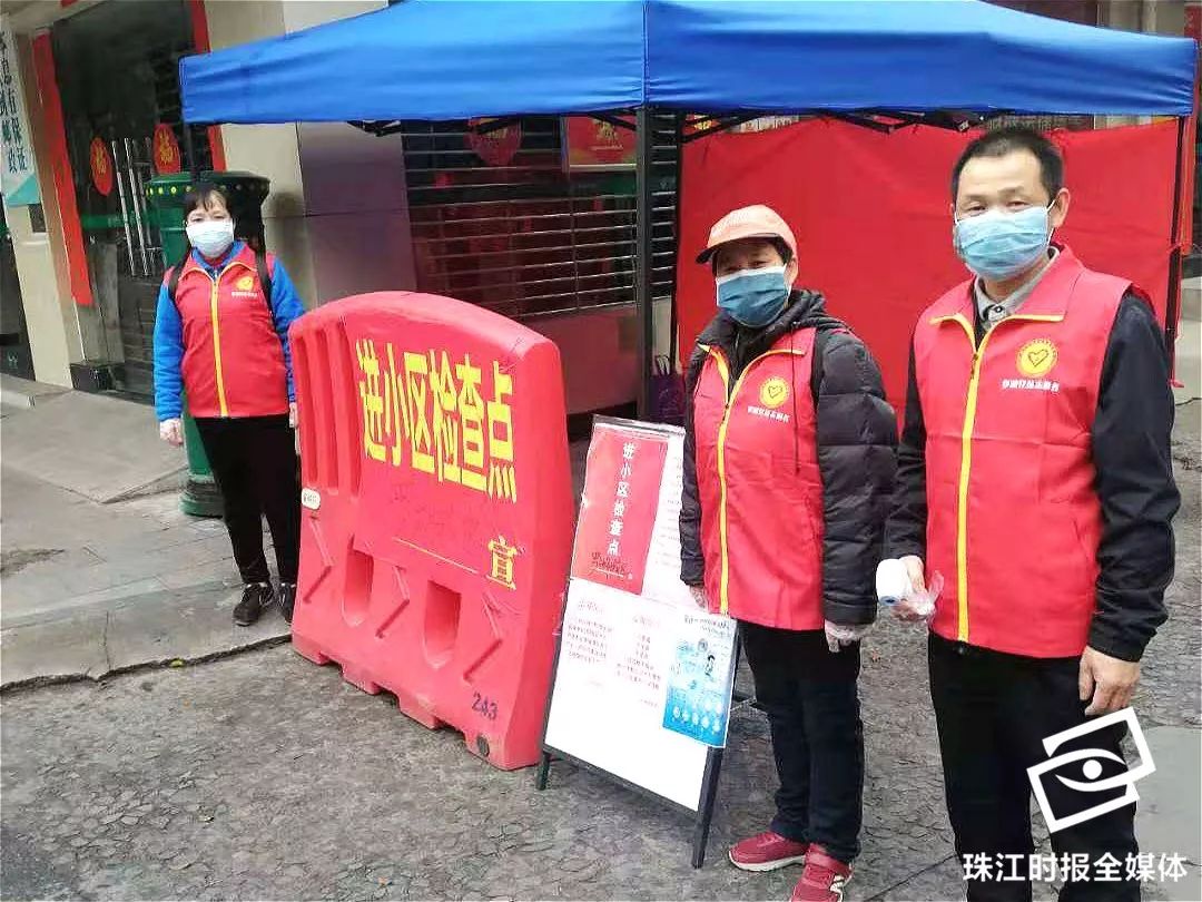 党旗飘扬我是一名老党员,党旗飘扬退休老党员