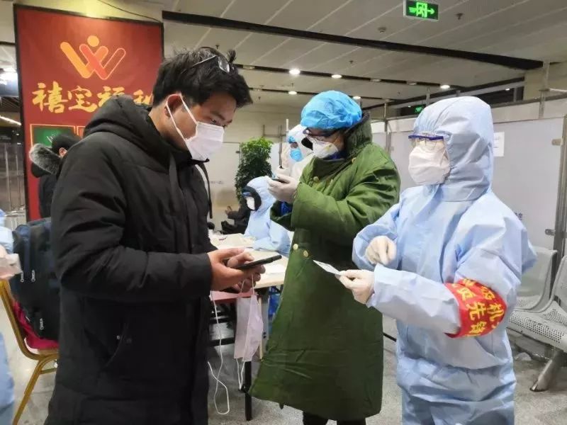 一天敲开216扇门，却只能在走廊与家人相望……丨法院战“疫”速览