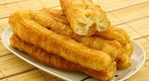 做油条2斤面粉放多少酵母,油条怎么发面和制作凉了也不硬