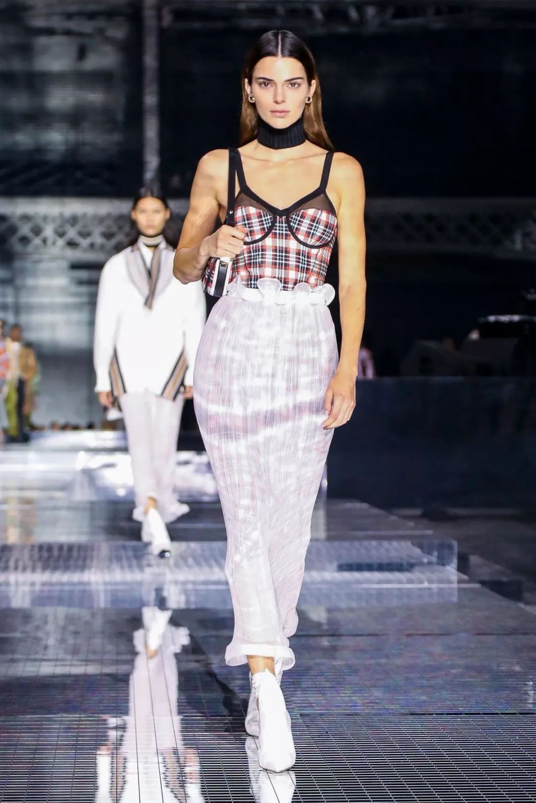 提炼Burberry的风格启示：由穿着者展开窥内览外的理性与感性