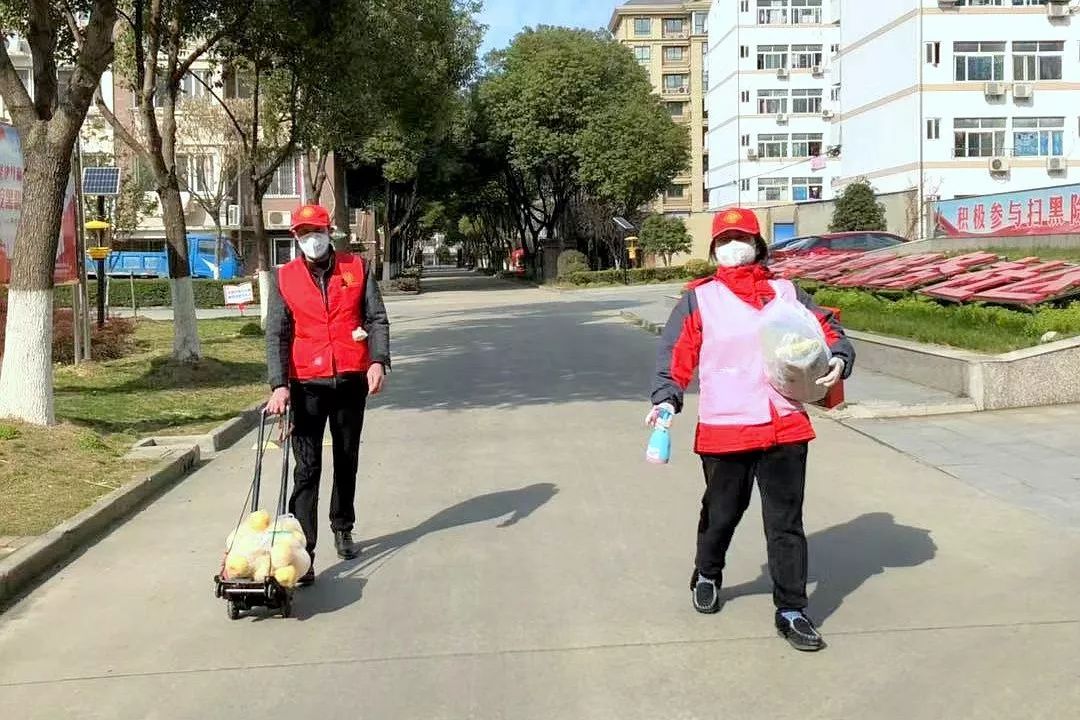 申港街道横塘村返澄人员排查服务隔“疫”不隔心